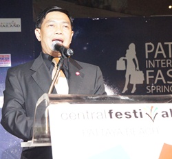 Deputy Minister of Commerce Alongkorn Pollabutr gives the opening speech at the fashion show.